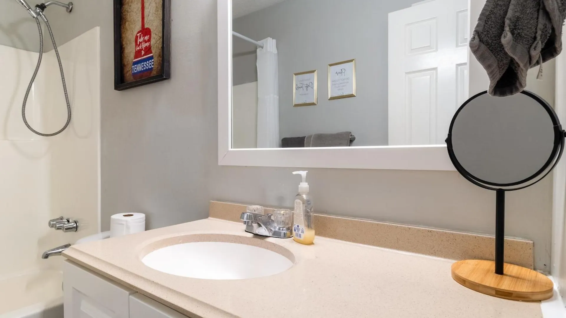 Charming 2 Bedroom Condo In Nashville With Free Parking 公寓