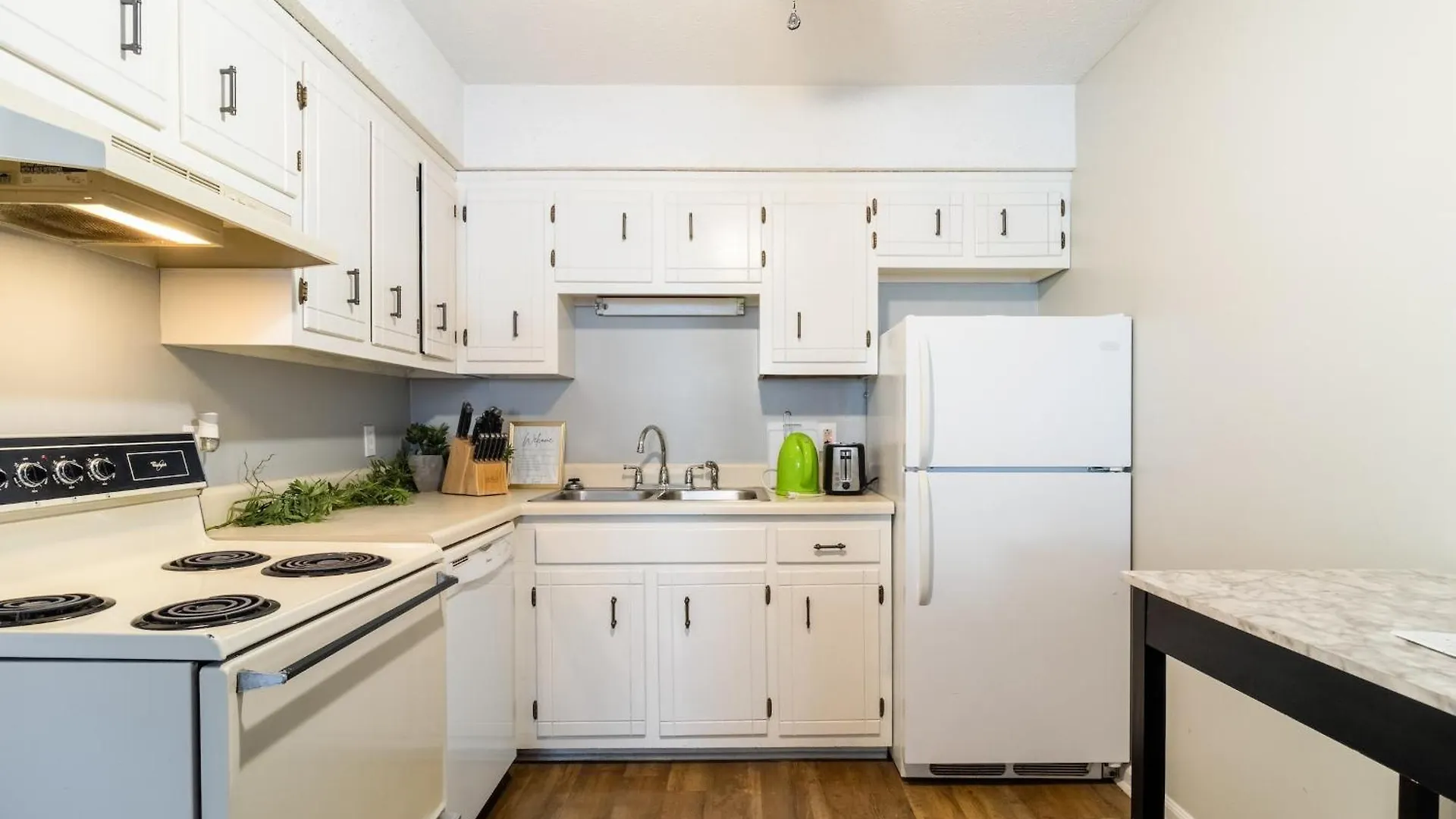 Charming 2 Bedroom Condo In Nashville With Free Parking