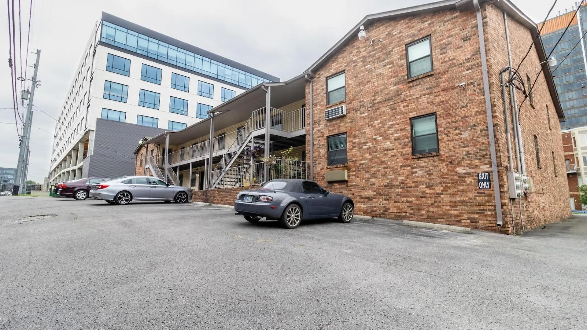 Charming 2 Bedroom Condo In Nashville With Free Parking